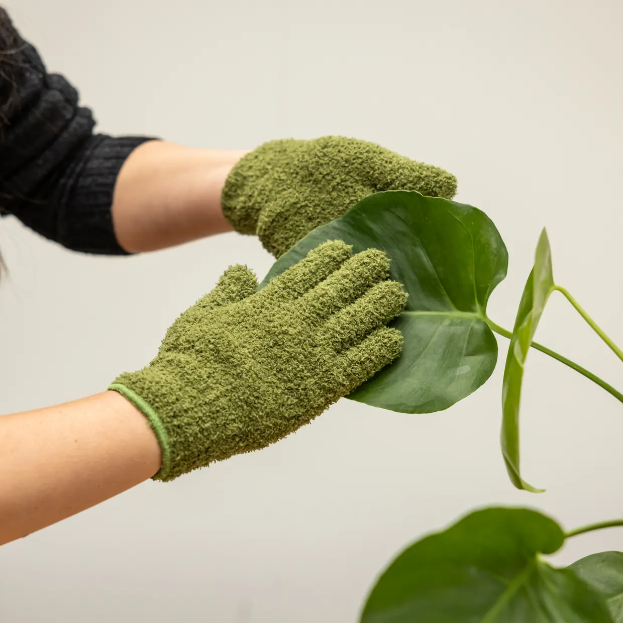 Esschert Dust Removal Gloves for Plants - Image 4