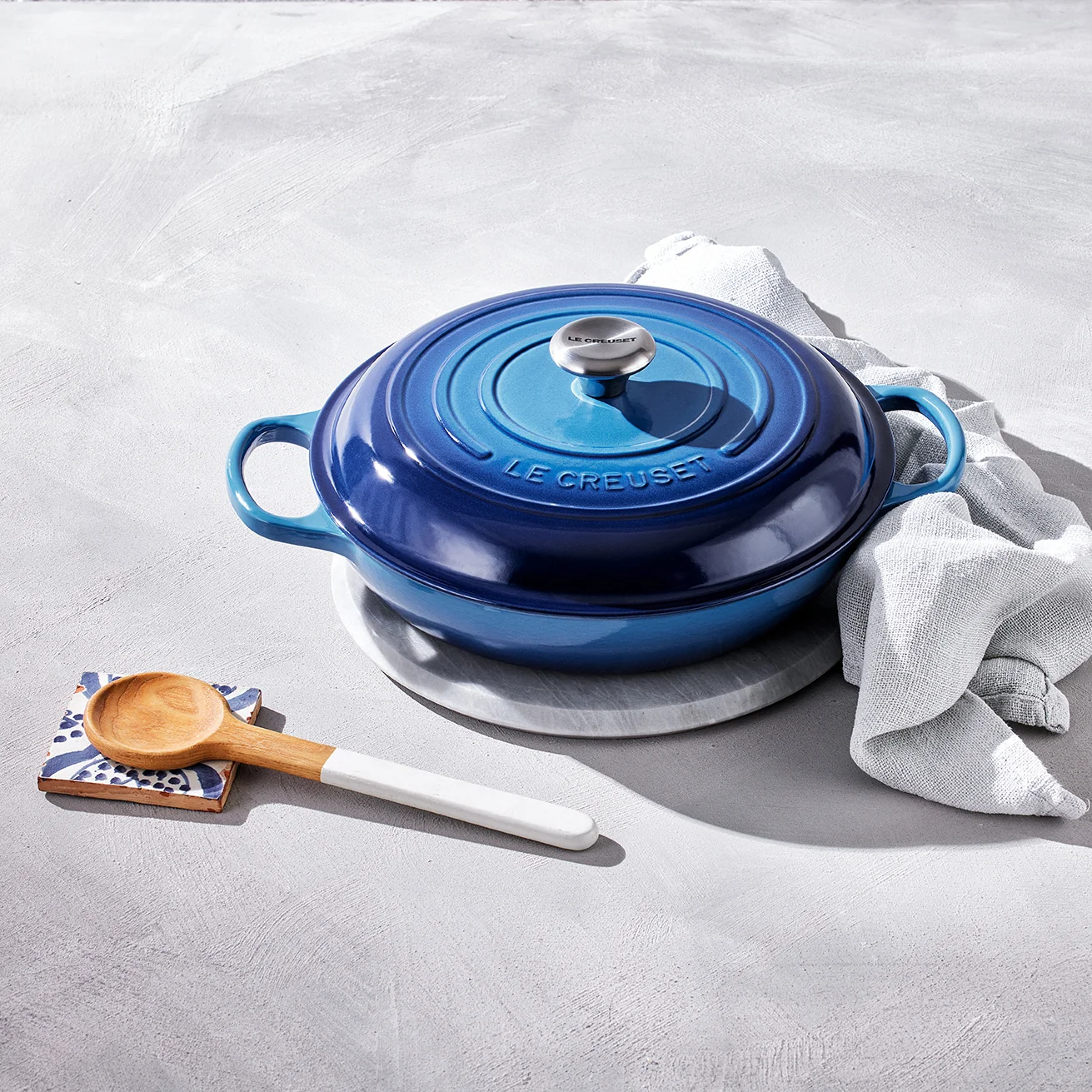Le Creuset Signature Cast Iron Shallow Casserole 26cm Azure - Image 5